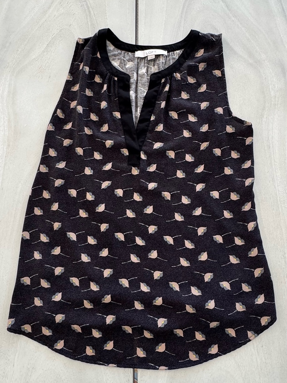 LOFT Black Sleeveless Leaf-Print Notch-Neck Shell